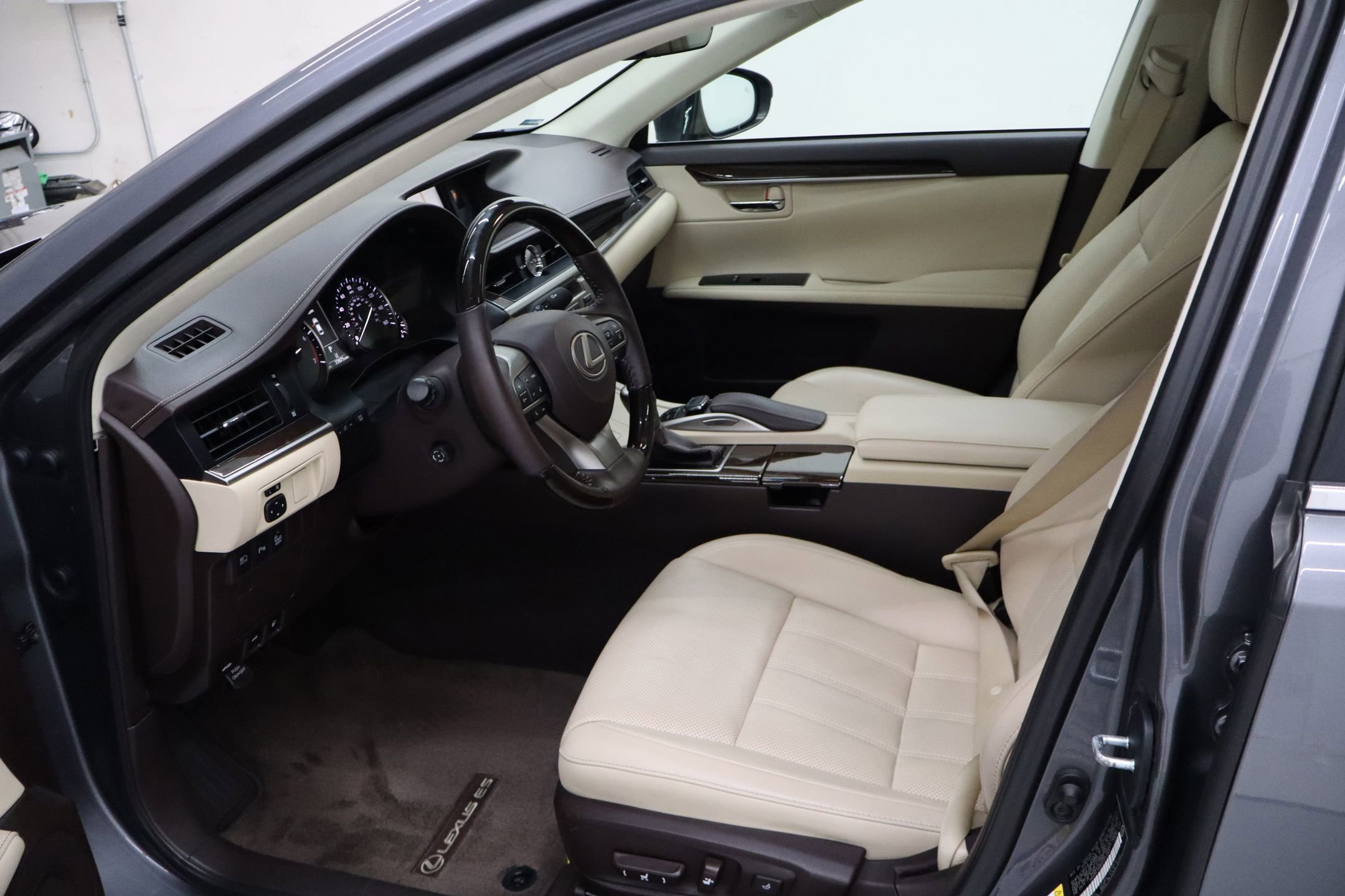 Used 2017 Lexus ES 350 w/ Luxury Package image 27