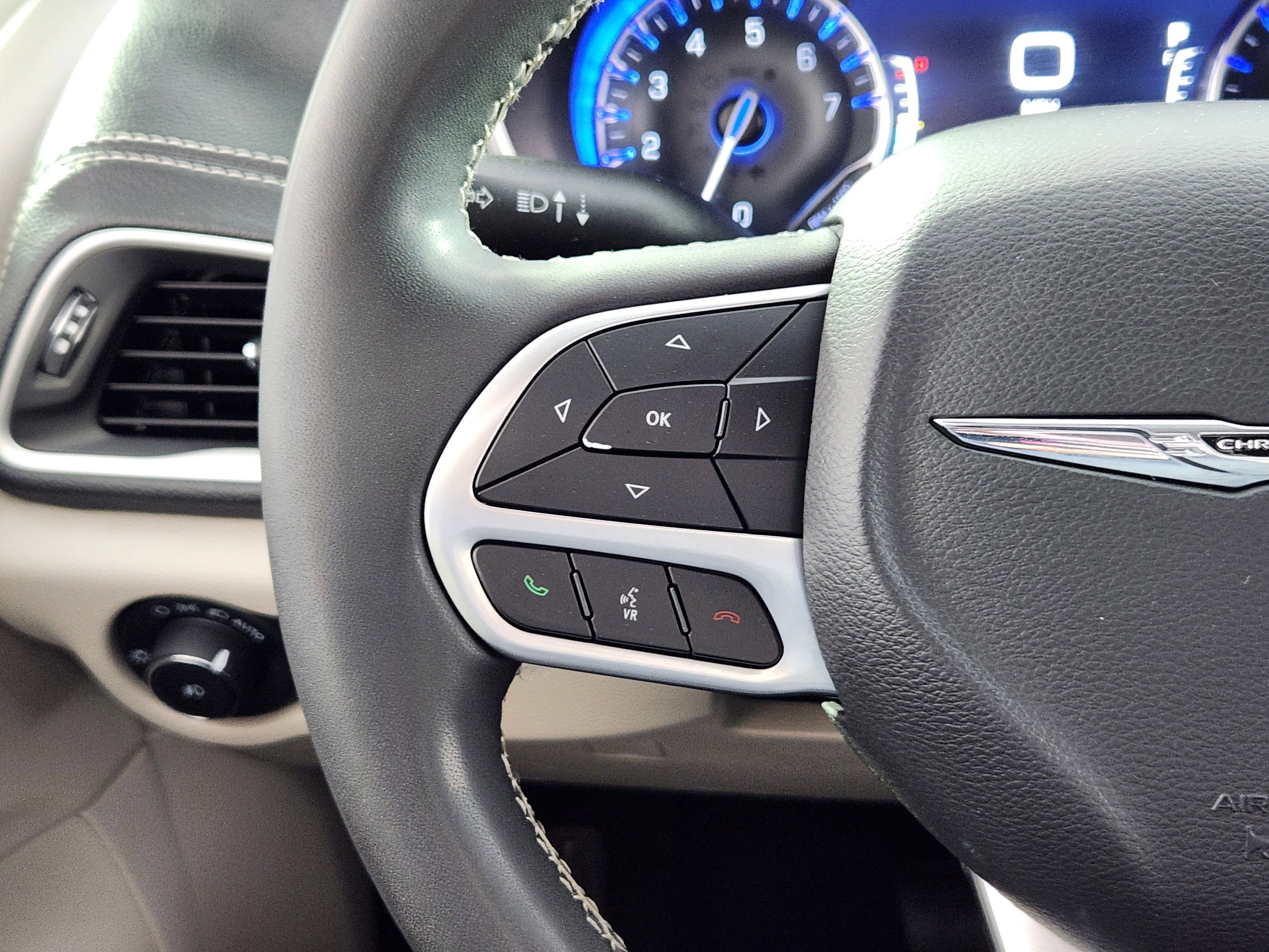 Used 2022 Chrysler Pacifica Touring-L image 18