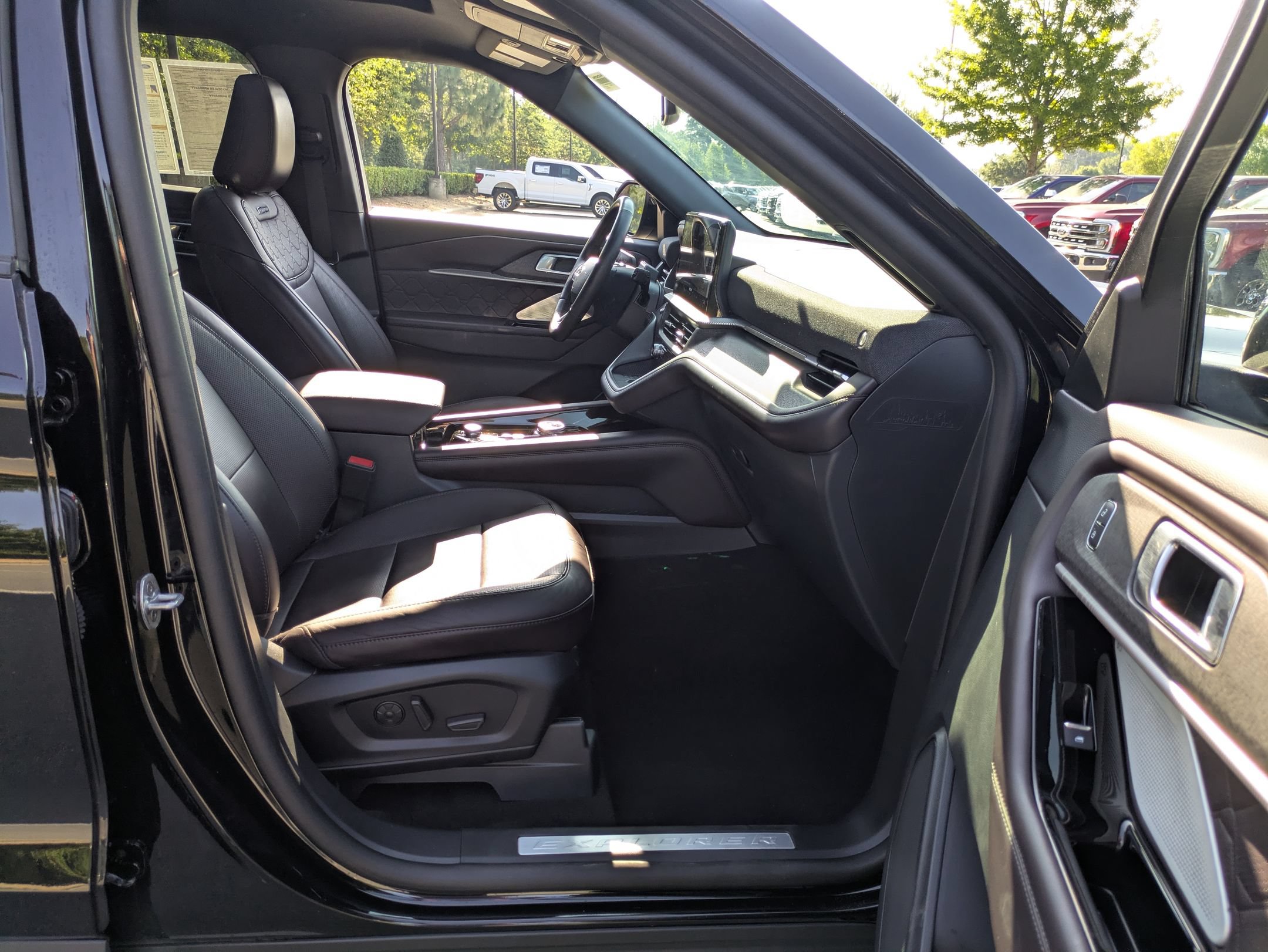 Certified 2025 Ford Explorer Platinum w/ LUX Leather Package AWD/4WD image 40