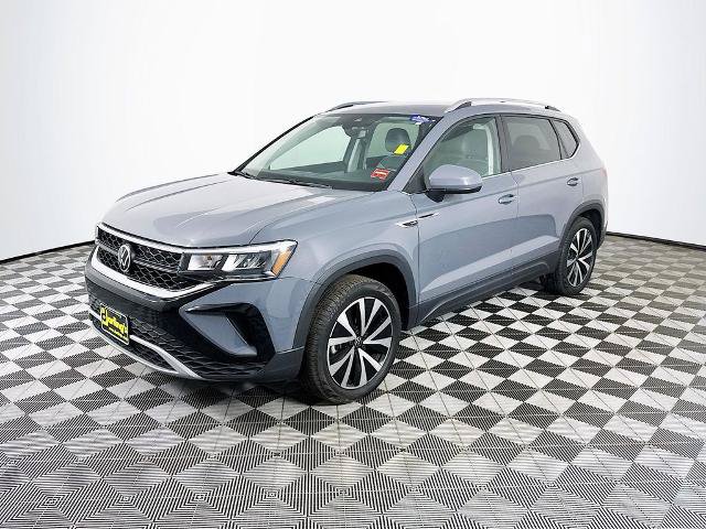 Used 2023 Volkswagen Taos SE AWD/4WD image 3