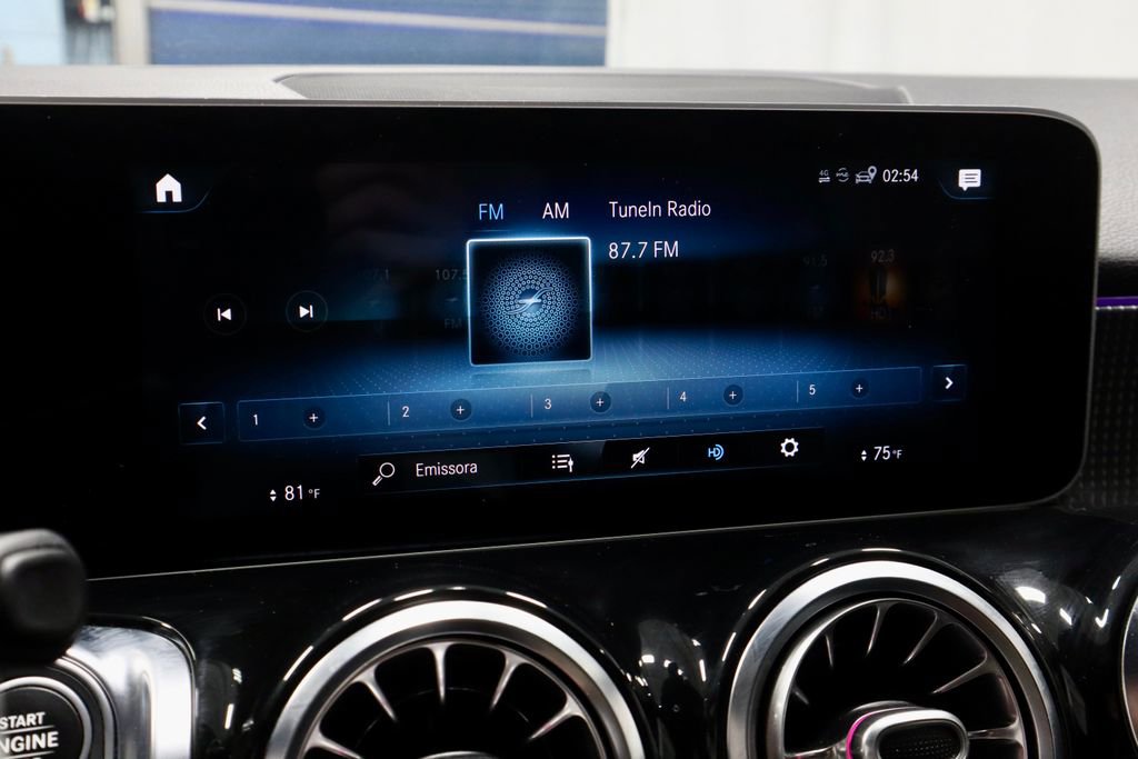 Used 2021 Mercedes-Benz GLB 250 4MATIC image 3