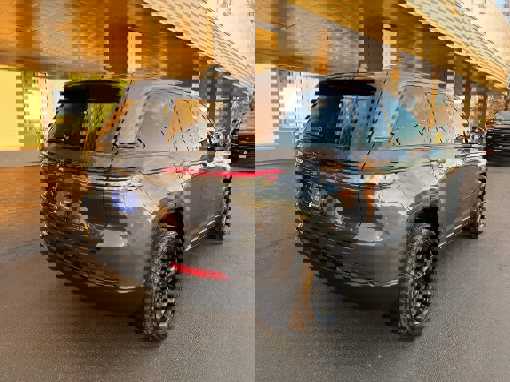 Used 2023 Jeep Grand Cherokee Altitude image 4