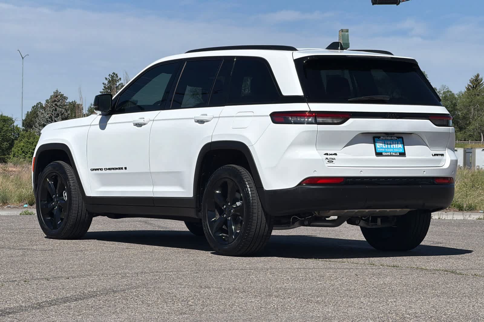 Used 2025 Jeep Grand Cherokee Limited w/ Black Appearance Package AWD/4WD image 6