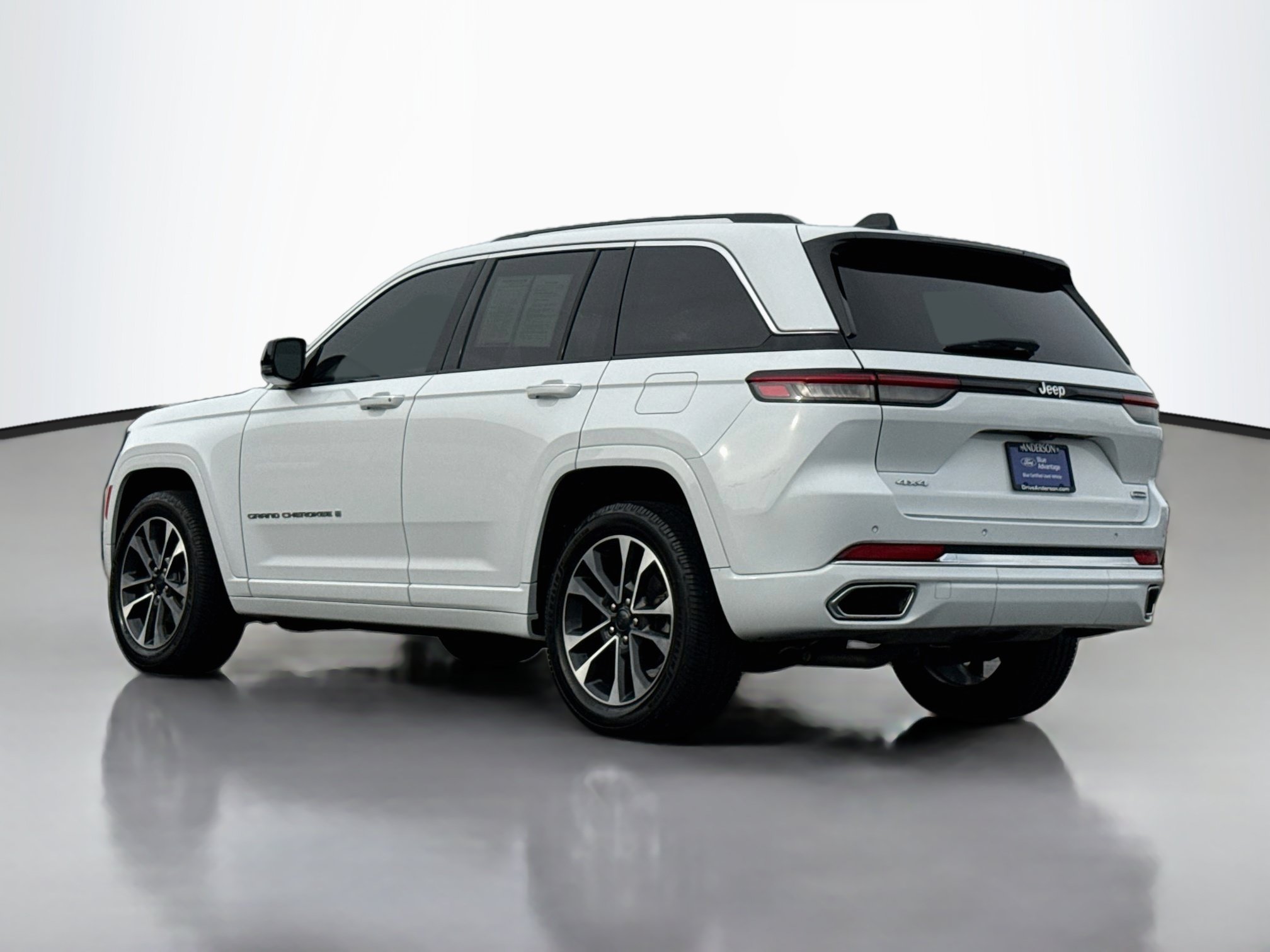 Used 2023 Jeep Grand Cherokee Overland AWD/4WD image 5