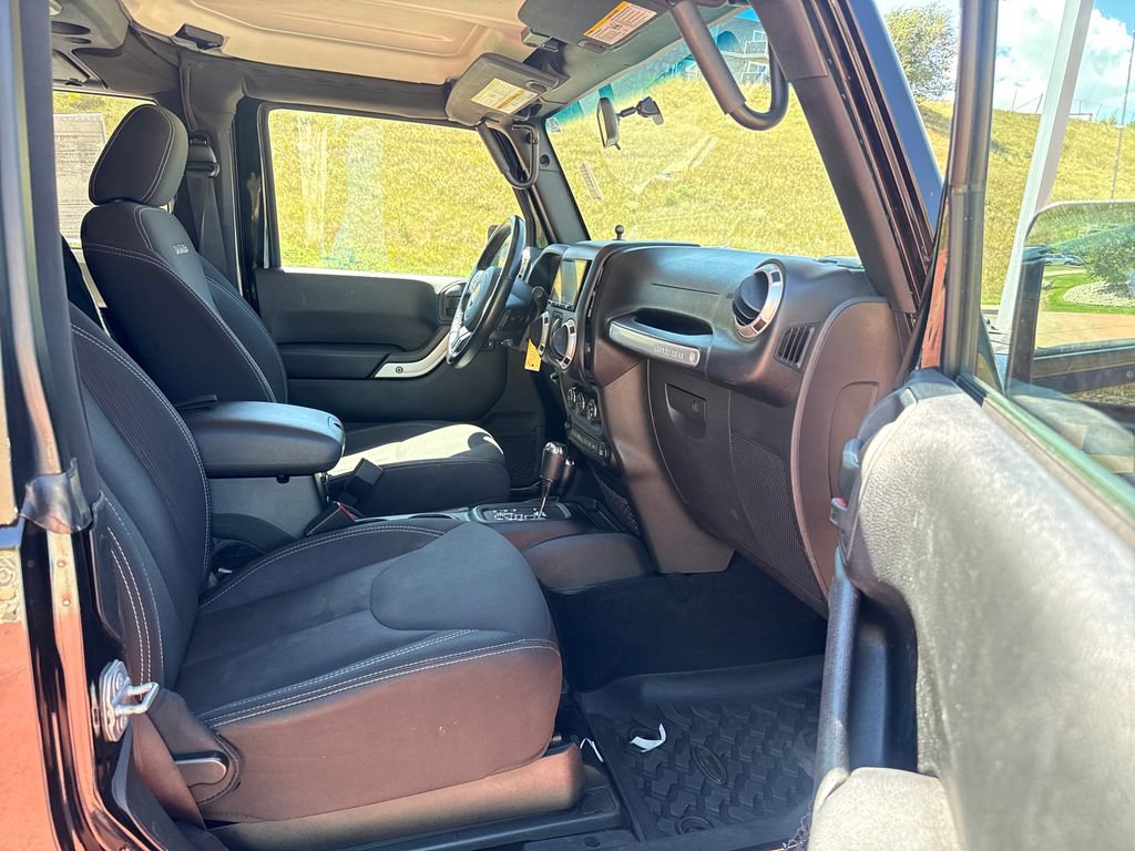 Used 2017 Jeep Wrangler Sahara w/ Dual Top Group AWD/4WD image 22