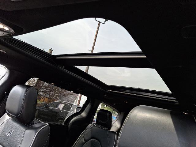 Used 2025 Chrysler Pacifica Limited image 15