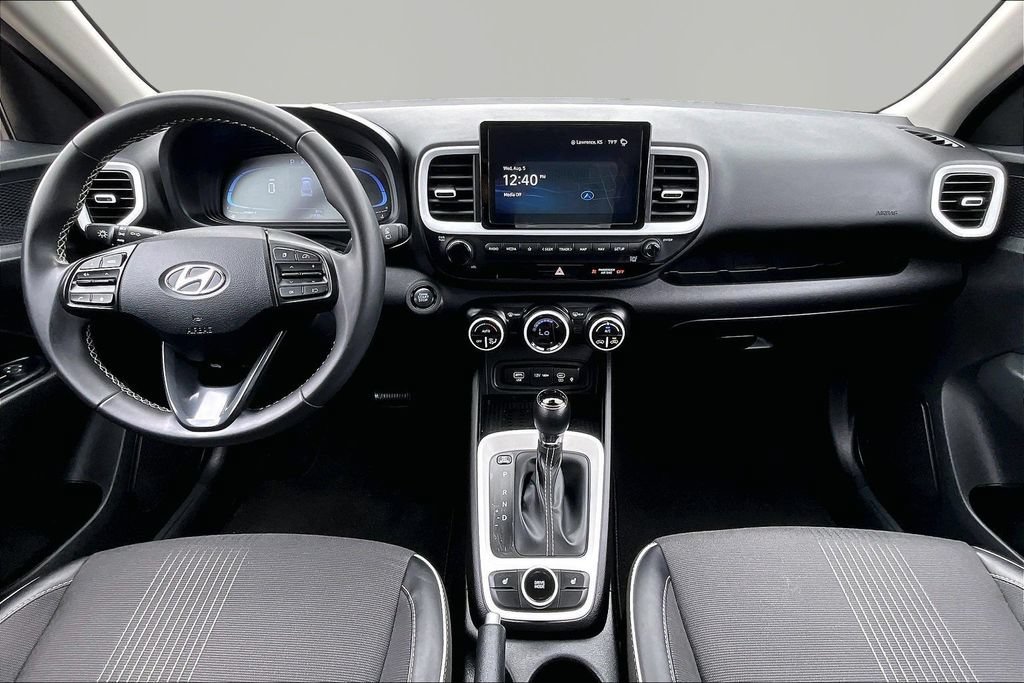 Used 2024 Hyundai Venue Limited FWD image 16
