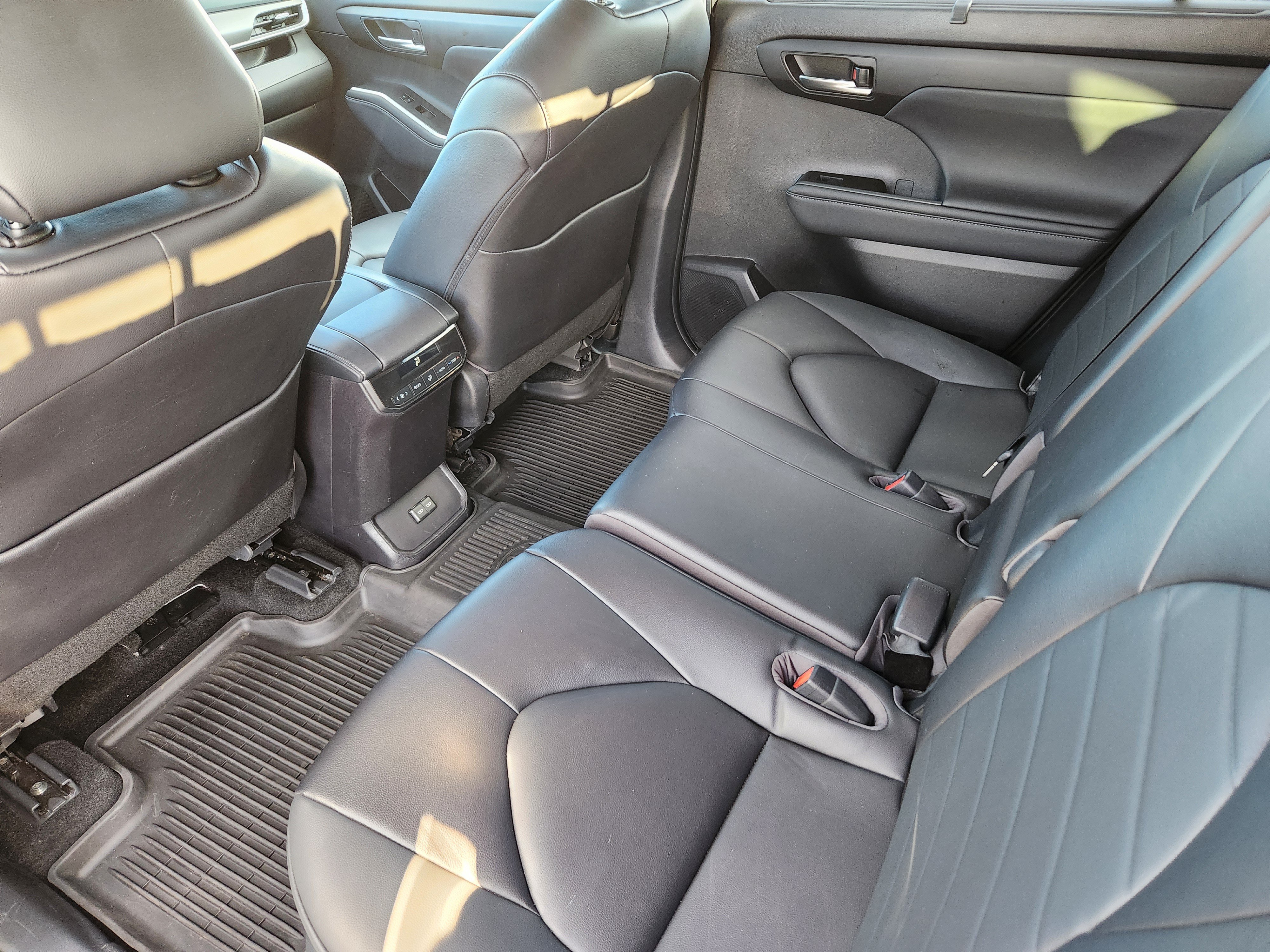 Used 2023 Toyota Highlander XLE AWD/4WD image 26
