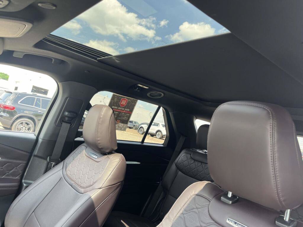 Certified 2025 Ford Explorer Platinum w/ LUX Leather Package AWD/4WD image 6