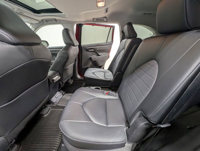 Used 2023 Toyota Highlander XLE AWD/4WD image 14