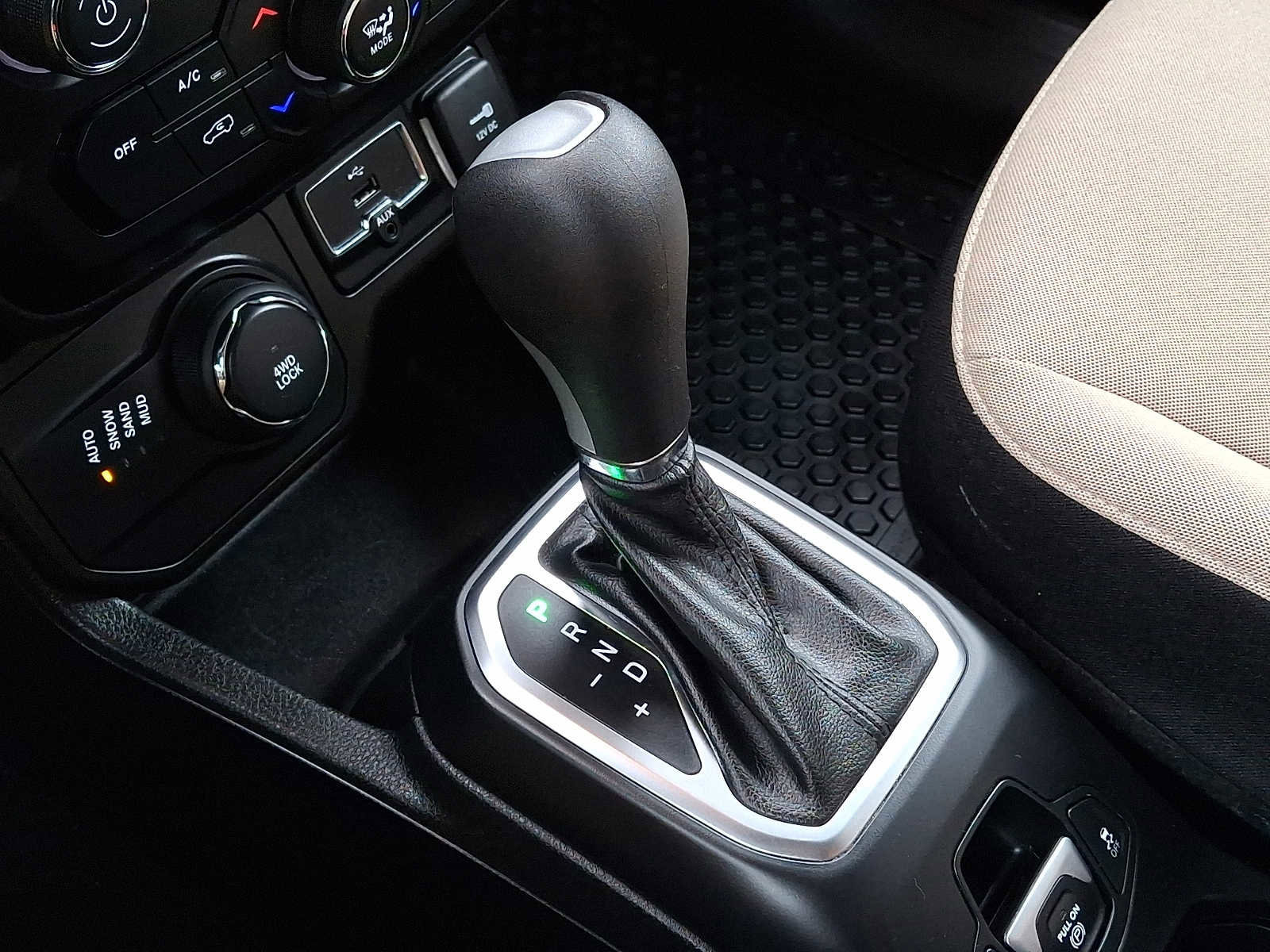 Used 2019 Jeep Renegade Latitude w/ UConnect 8.4 Nav Group image 14