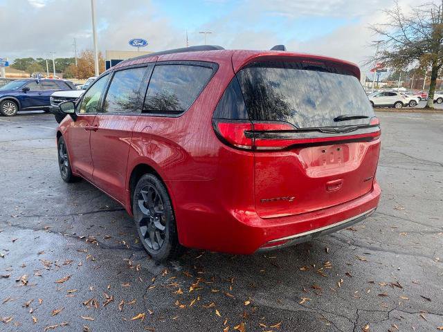 Used 2025 Chrysler Pacifica Limited image 3