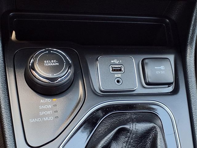 Used 2019 Jeep Cherokee Limited AWD/4WD image 16