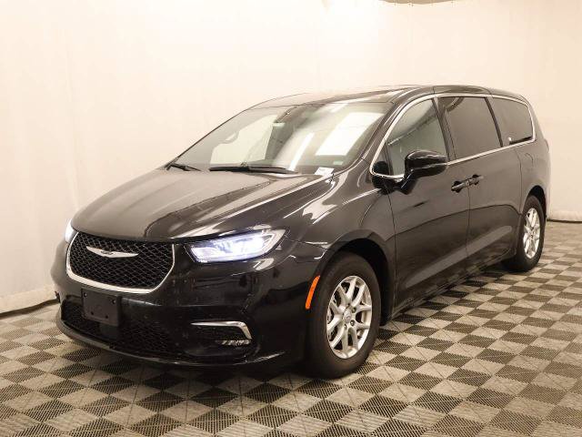 Used 2025 Chrysler Pacifica Select FWD image 4