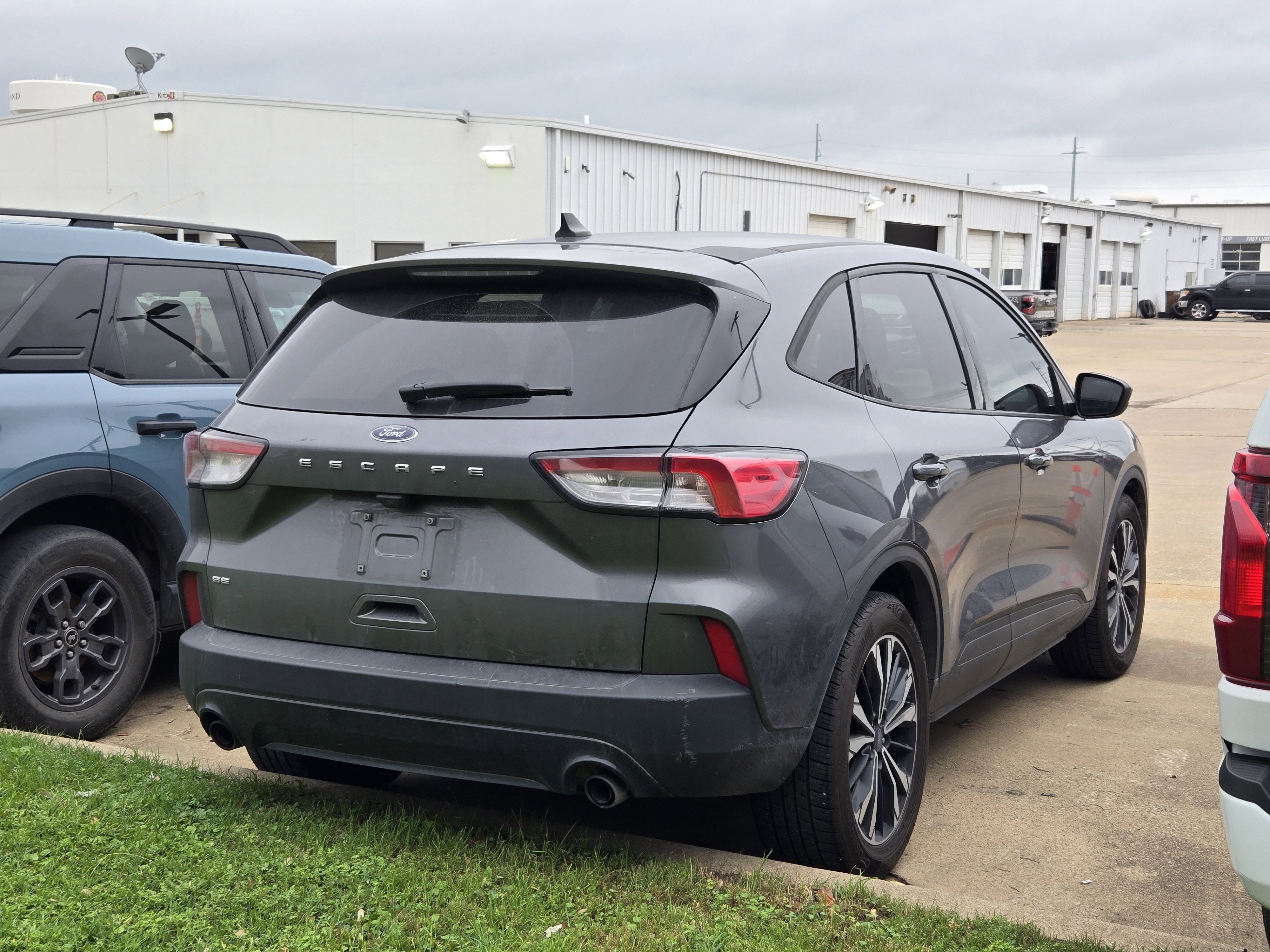 Certified 2021 Ford Escape SE w/ SE Sport Appearance Package FWD image 3