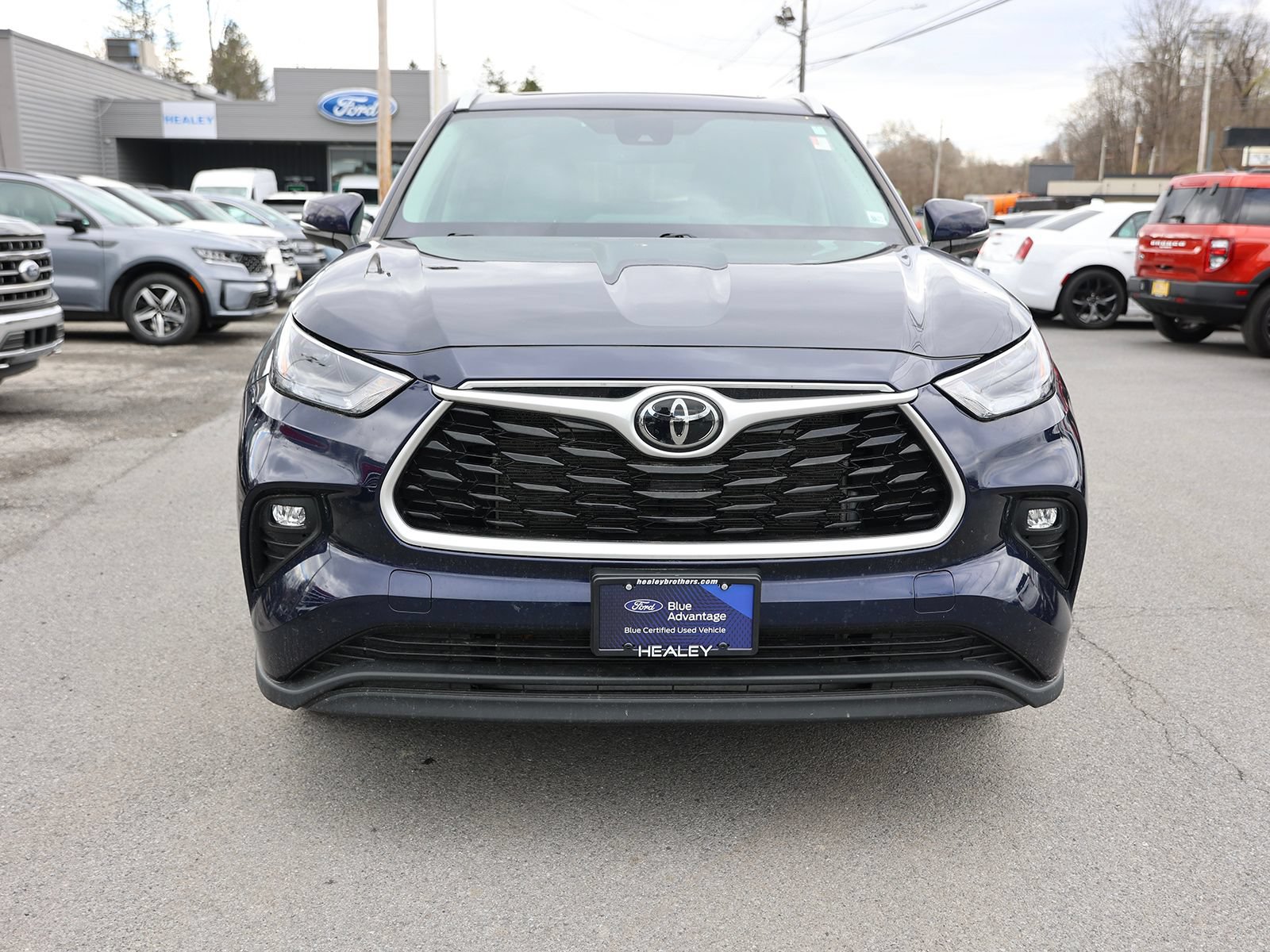 Used 2023 Toyota Highlander XLE AWD/4WD image 2