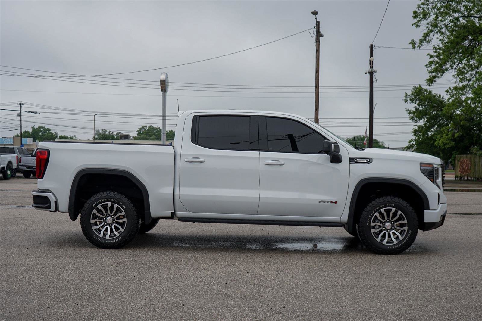 Used 2023 GMC Sierra 1500 AT4 w/ AT4 Premium Package AWD/4WD image 4