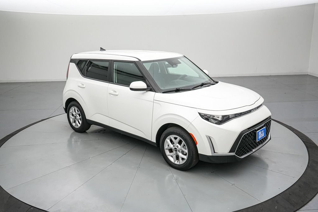 Used 2025 Kia Soul LX w/ LX Technology Package FWD image 2