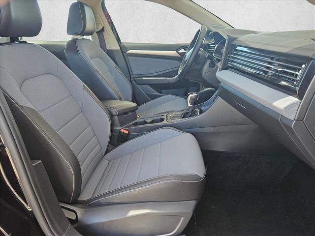 Used 2025 Volkswagen Jetta SE FWD image 19