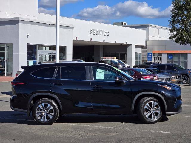 Used 2024 Toyota Highlander XLE AWD/4WD image 3