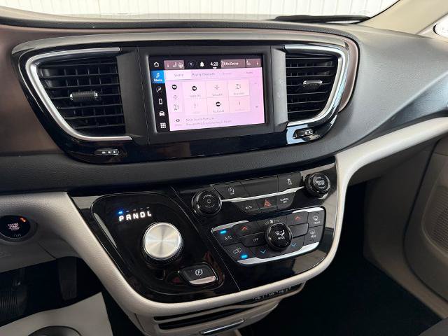 Used 2023 Chrysler Voyager LX FWD image 4