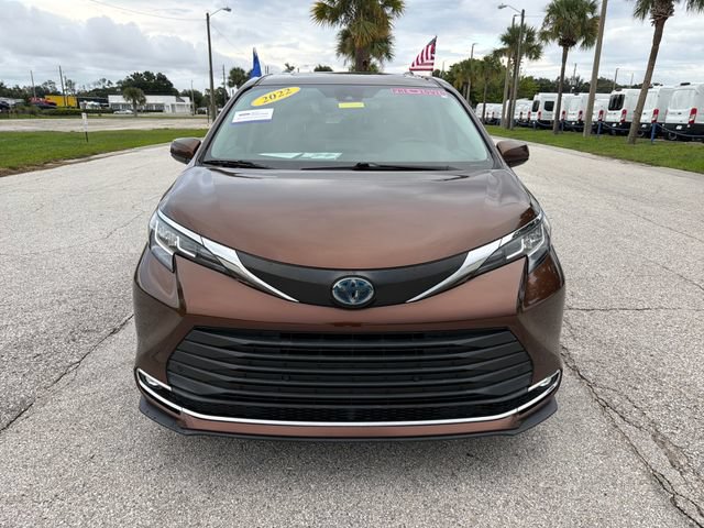 Used 2022 Toyota Sienna XLE FWD image 2