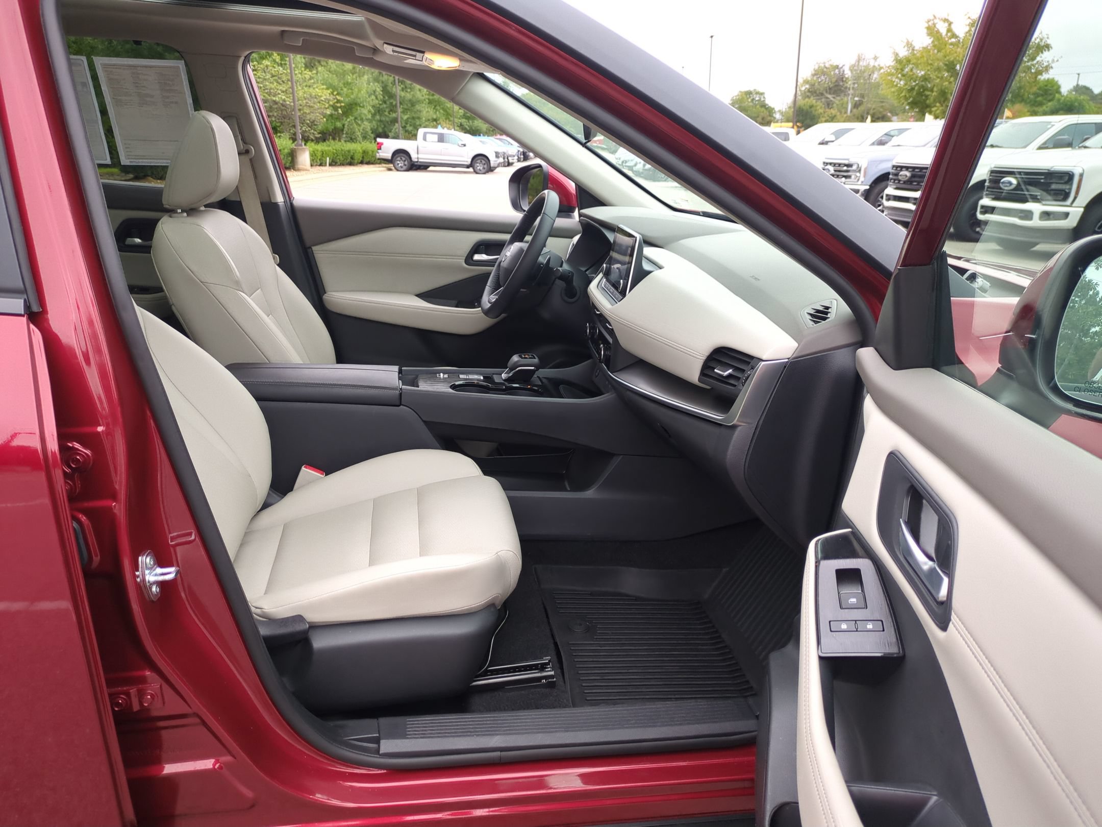 Used 2025 Nissan Rogue SV w/ SV Premium Package FWD image 37