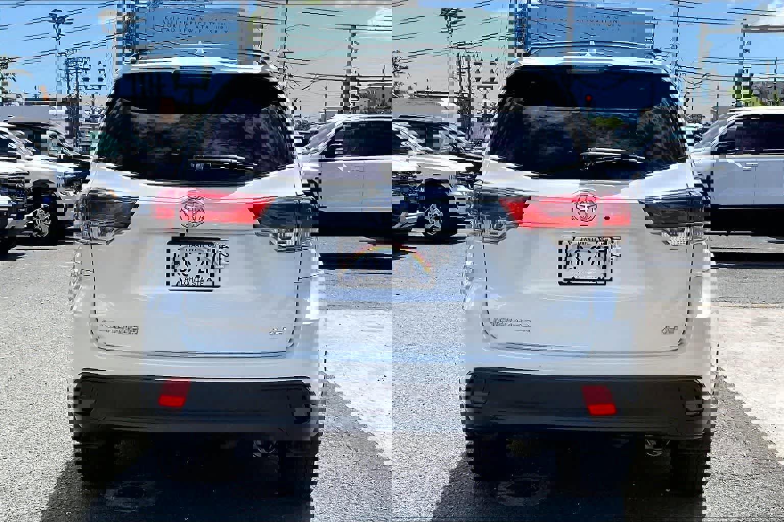 Used 2019 Toyota Highlander XLE FWD image 2