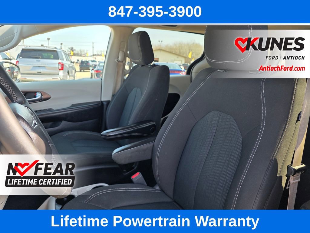 Used 2023 Chrysler Voyager LX image 16