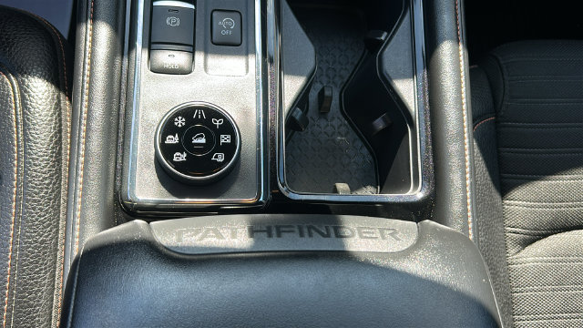Used 2025 Nissan Pathfinder SV AWD/4WD image 24