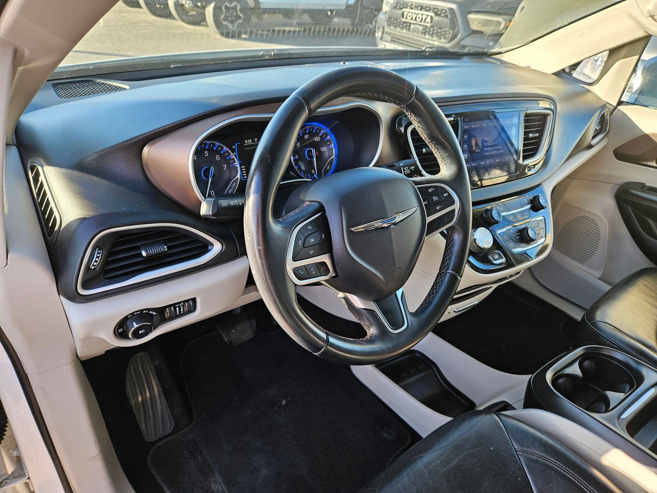 Used 2017 Chrysler Pacifica Touring-L FWD image 16