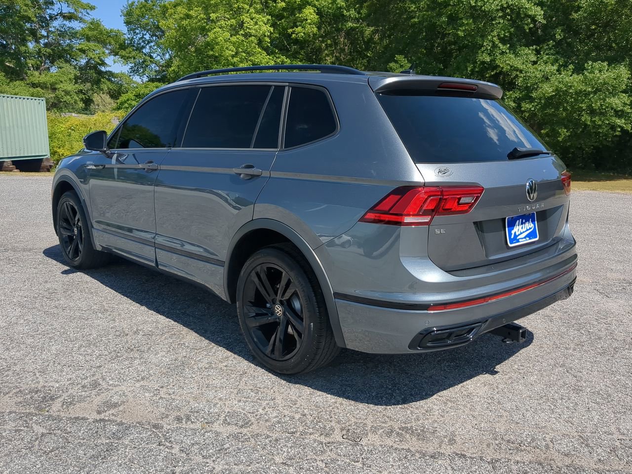 Used 2023 Volkswagen Tiguan SE R-Line FWD image 2