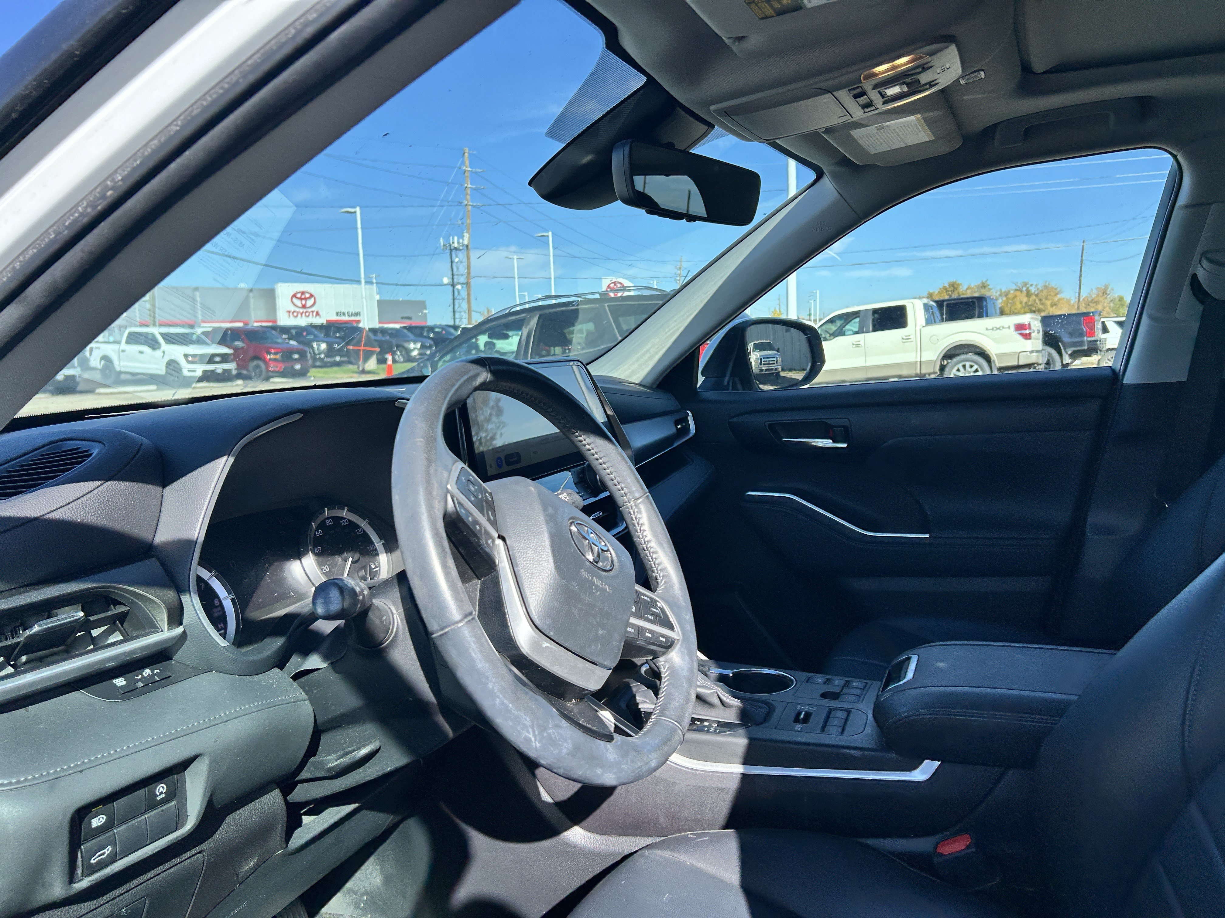 Used 2023 Toyota Highlander XLE AWD/4WD image 10