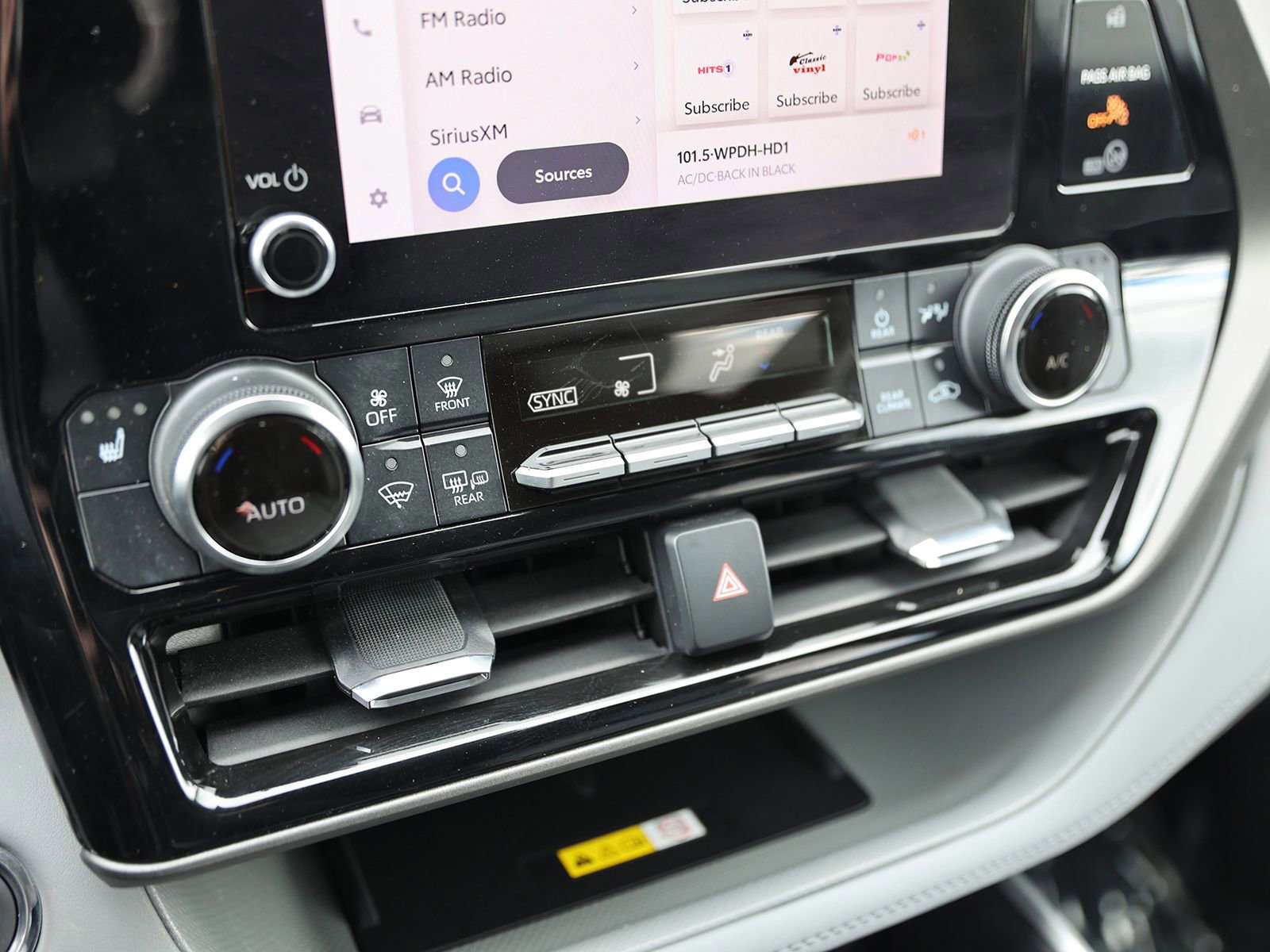 Used 2023 Toyota Highlander XLE AWD/4WD image 28