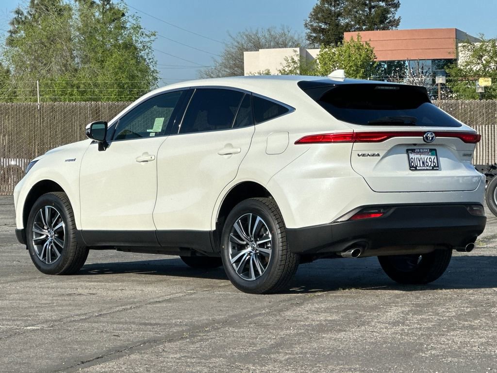 Used 2021 Toyota Venza LE image 3