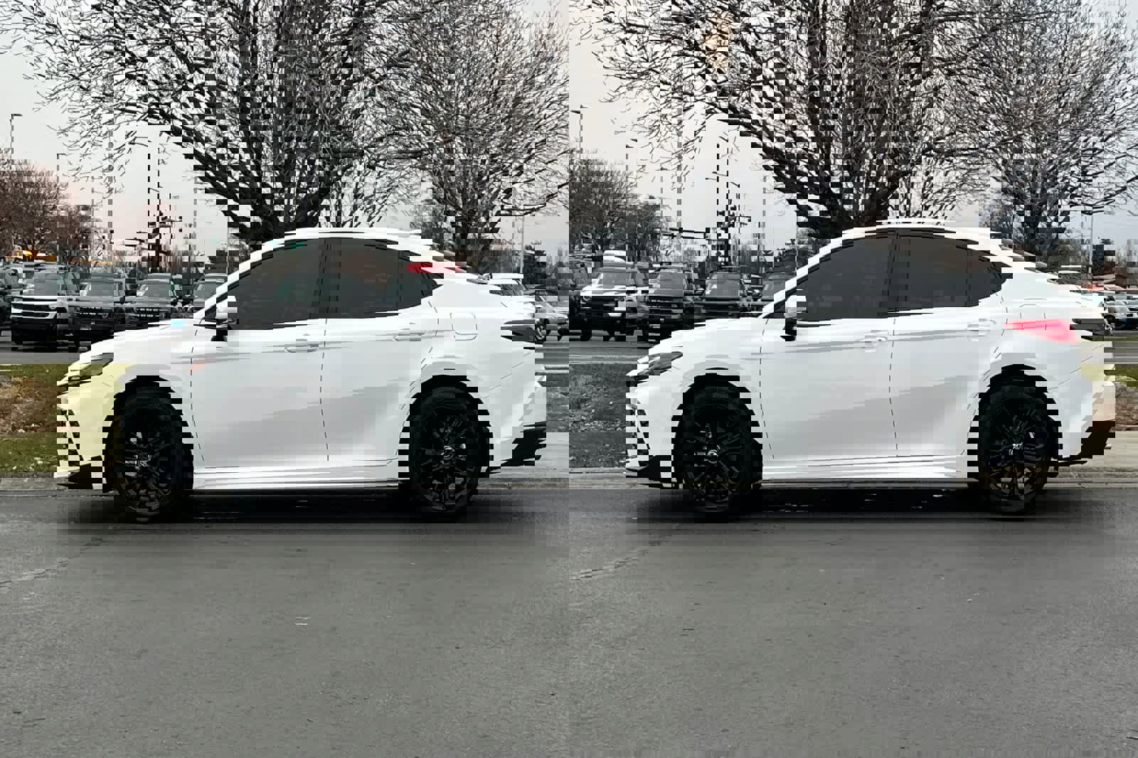 Used 2025 Toyota Camry SE image 5