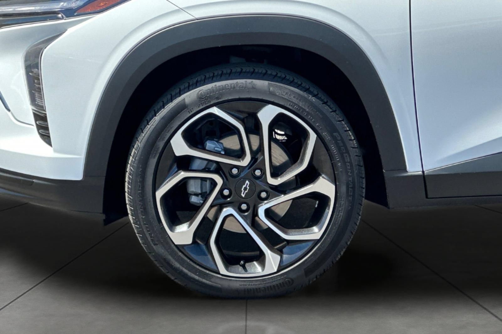 Used 2025 Chevrolet Trax RS w/ Driver Confidence Package FWD image 30