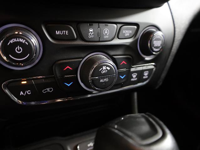 Used 2021 Jeep Cherokee Trailhawk AWD/4WD image 22