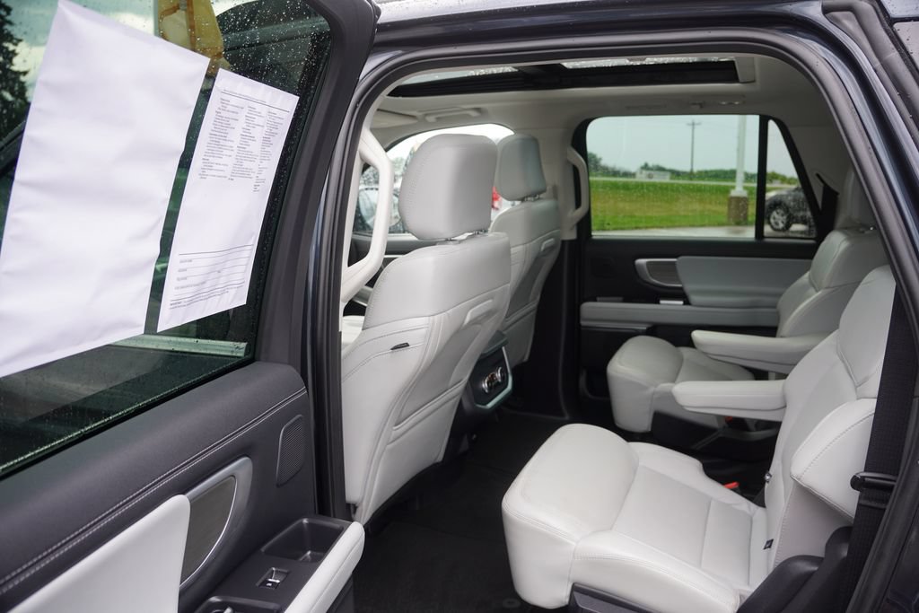 Certified 2025 Ford Expedition Max Platinum w/ Driver's Package AWD/4WD image 17