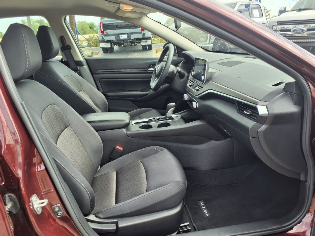 Used 2025 Nissan Altima 2.5 SV FWD image 28