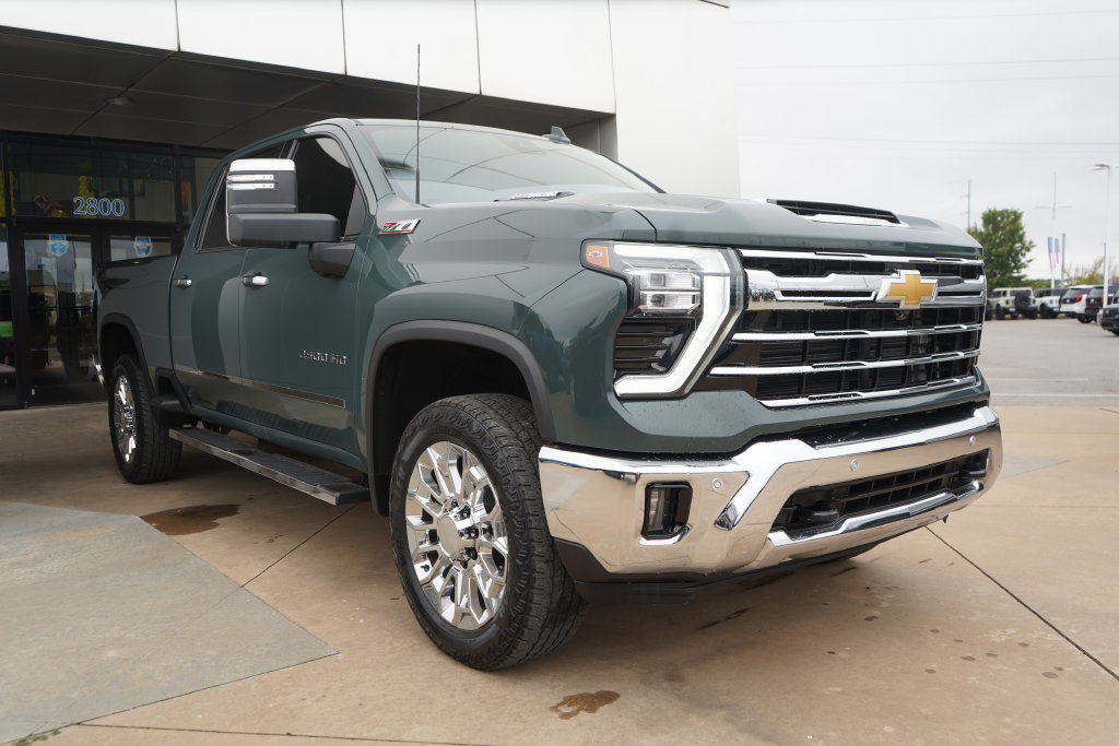 Used 2026 Chevrolet Silverado 2500 LTZ w/ LTZ Premium Package AWD/4WD image 3