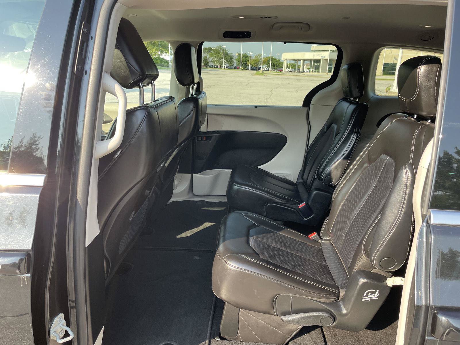 Used 2023 Chrysler Pacifica Touring-L FWD image 20