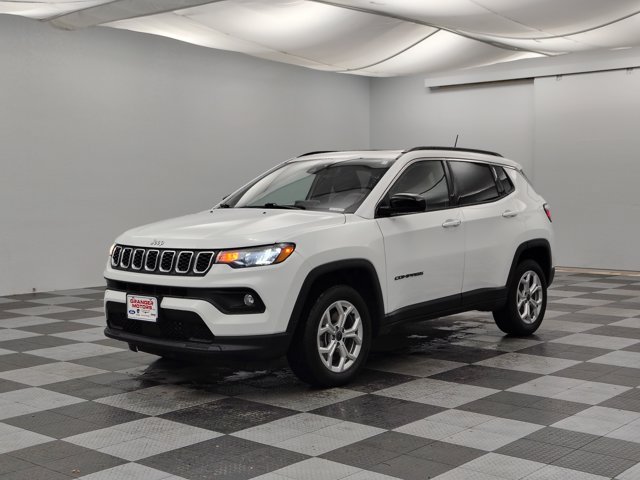 Used 2025 Jeep Compass Latitude w/ Sun & Sound Group AWD/4WD image 5