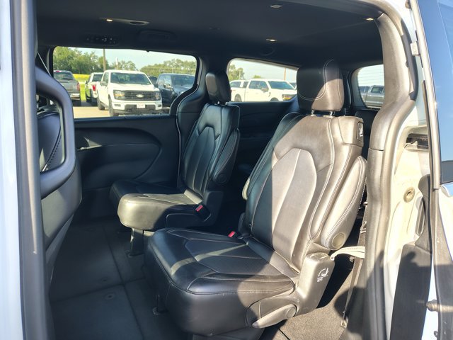 Used 2025 Chrysler Pacifica Select FWD image 11