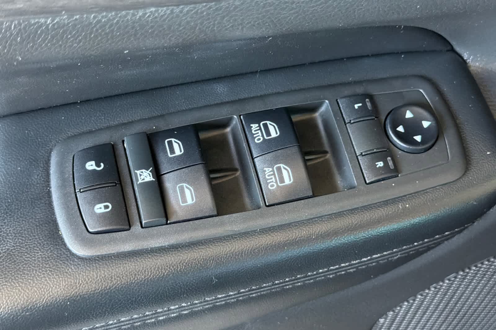 Used 2018 Jeep Grand Cherokee Altitude AWD/4WD image 13