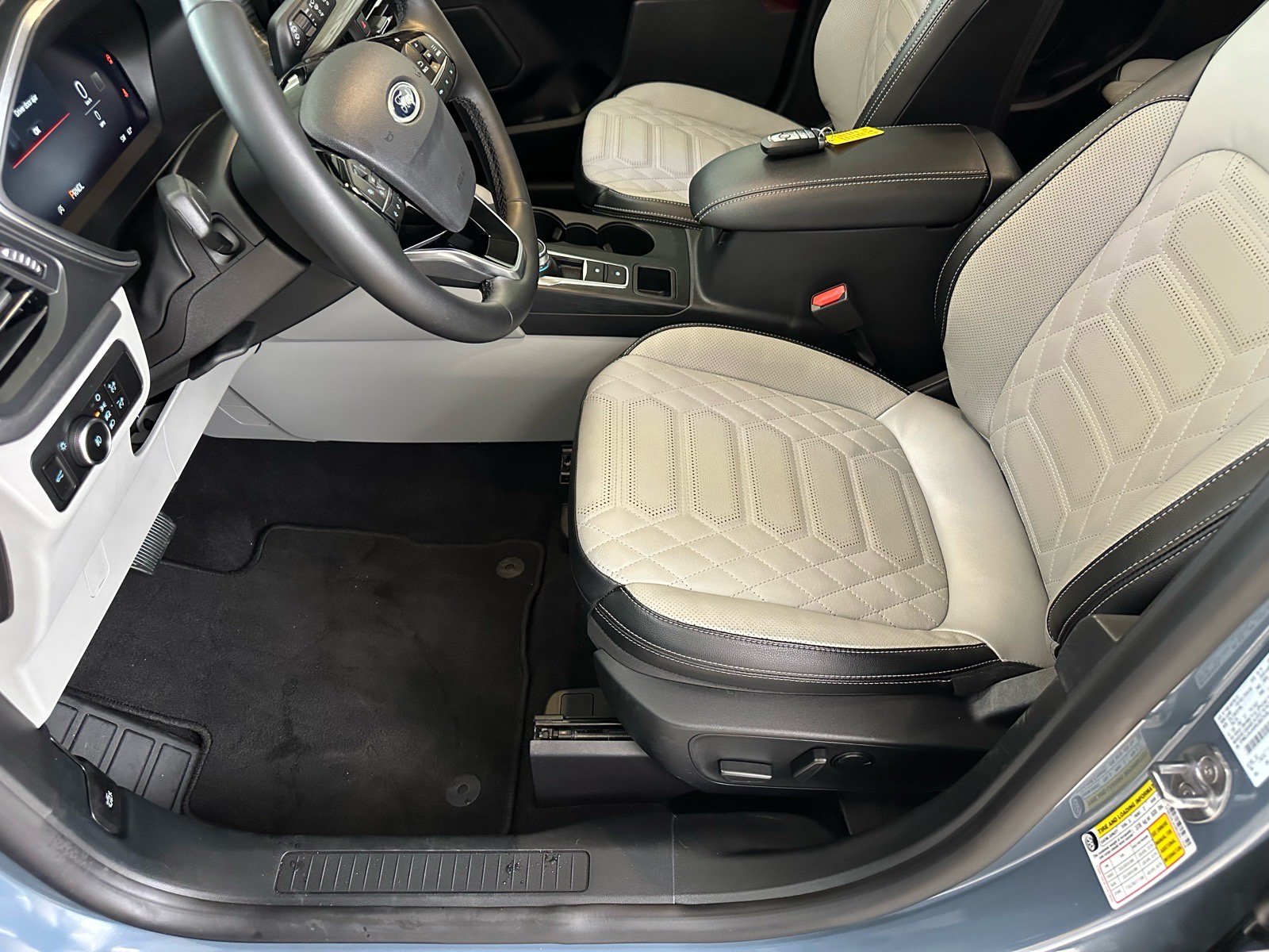 Certified 2024 Ford Escape Platinum w/ Premium Technology Package AWD/4WD image 17
