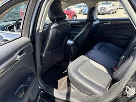 Certified 2018 Ford Fusion SE w/ Fusion SE Technology Package FWD image 9