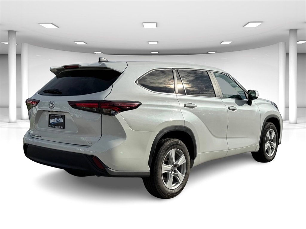Used 2024 Toyota Highlander LE image 4