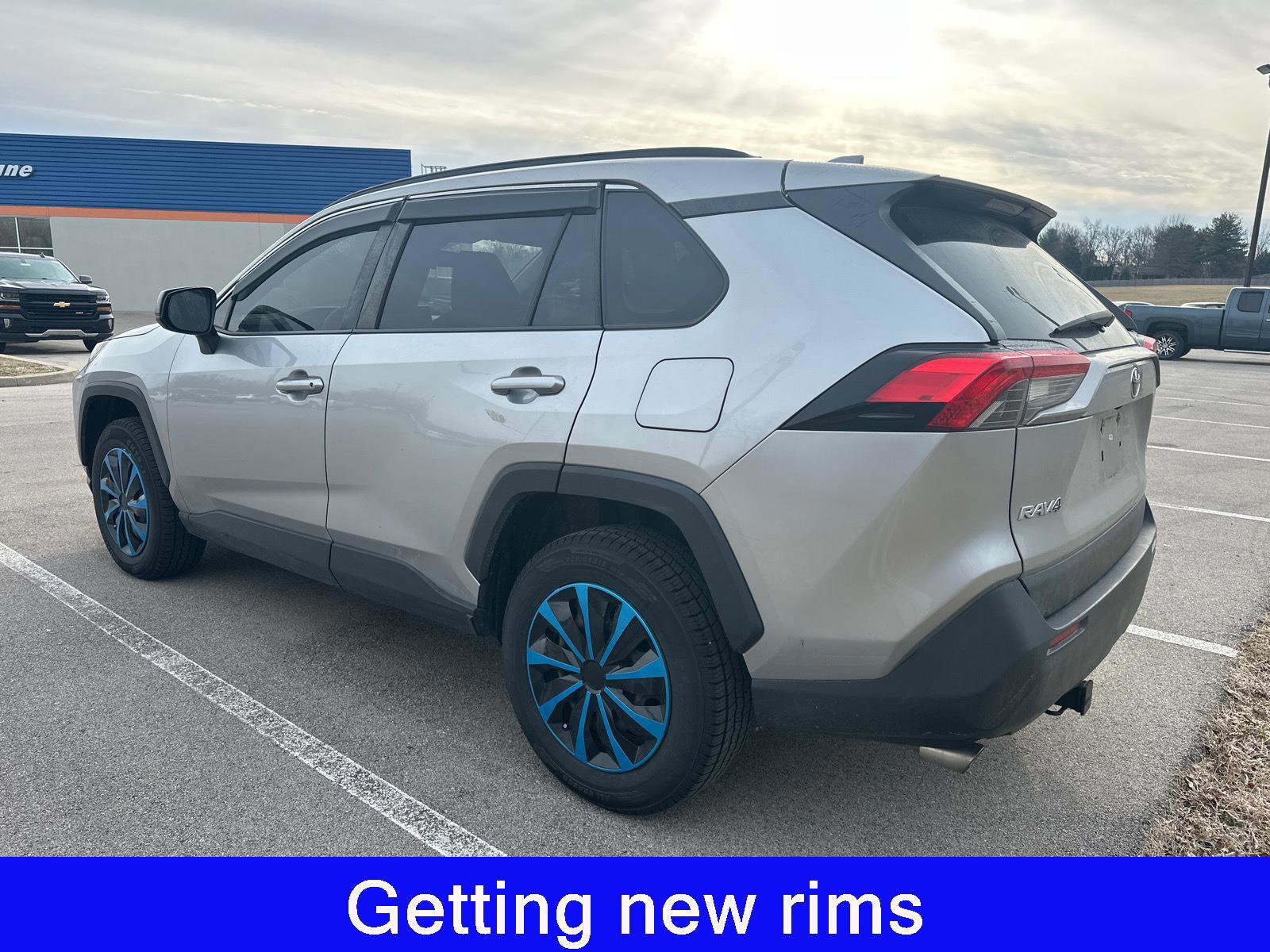 Used 2019 Toyota RAV4 LE image 5