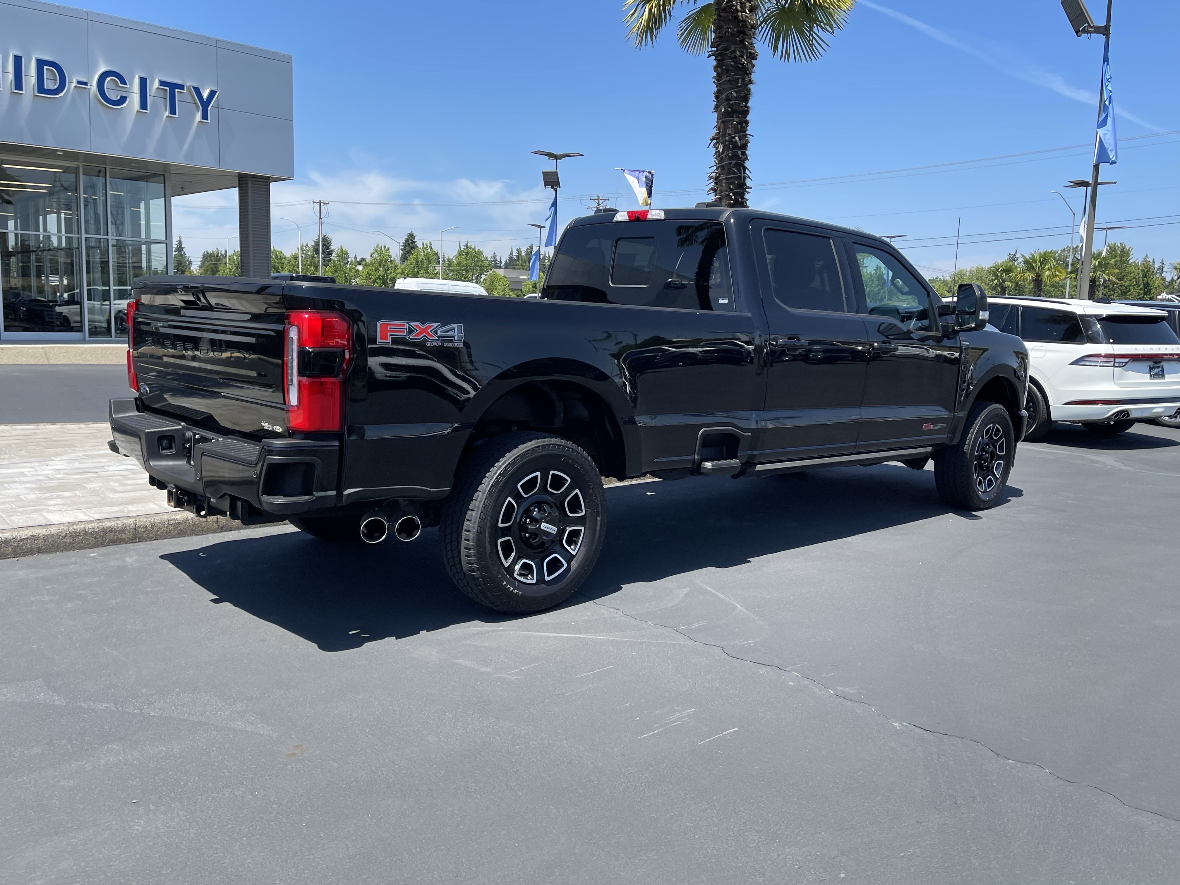 Certified 2025 Ford F350 Platinum w/ FX4 Off-Road Package AWD/4WD image 3